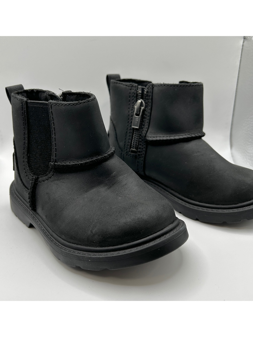 UGG Kids Perry Weather Chelsea Boots Black Nubuck Leather NWOB Size 8 T